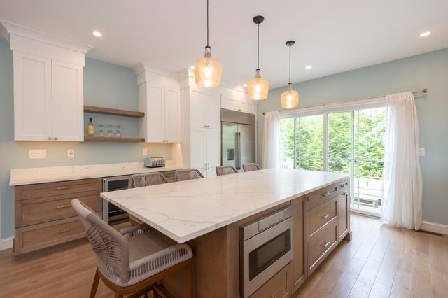 4 Leslie Street, Woods Hole, MA 02543