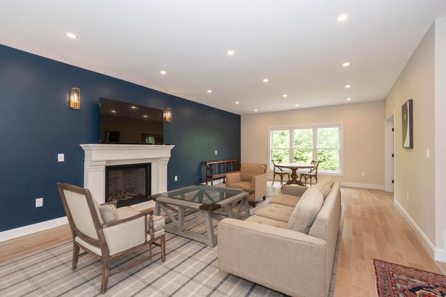 4 Leslie Street, Woods Hole, MA 02543