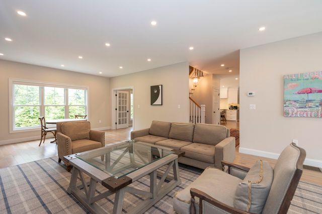 4 Leslie Street, Woods Hole, MA 02543