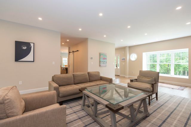 4 Leslie Street, Woods Hole, MA 02543