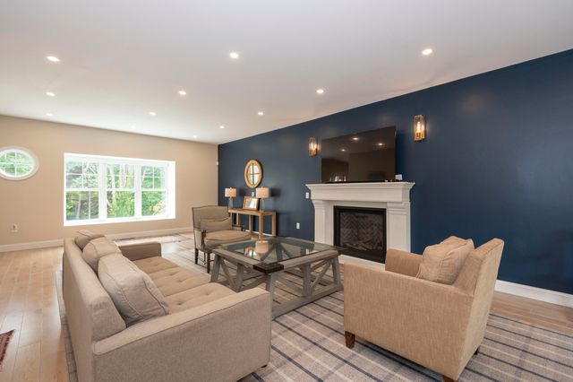 4 Leslie Street, Woods Hole, MA 02543