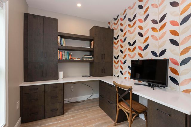 4 Leslie Street, Woods Hole, MA 02543