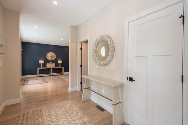 4 Leslie Street, Woods Hole, MA 02543