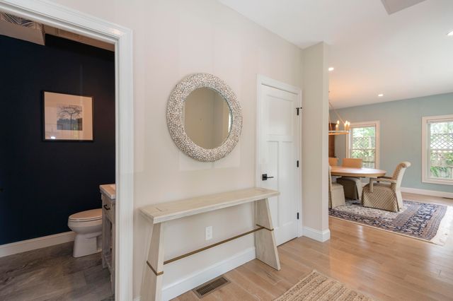 4 Leslie Street, Woods Hole, MA 02543