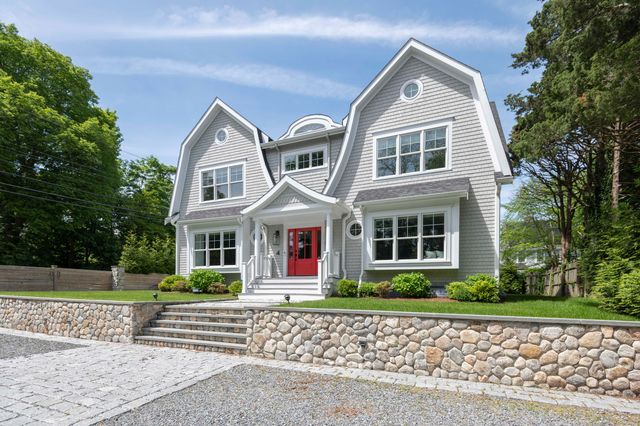 4 Leslie Street, Woods Hole, MA 02543