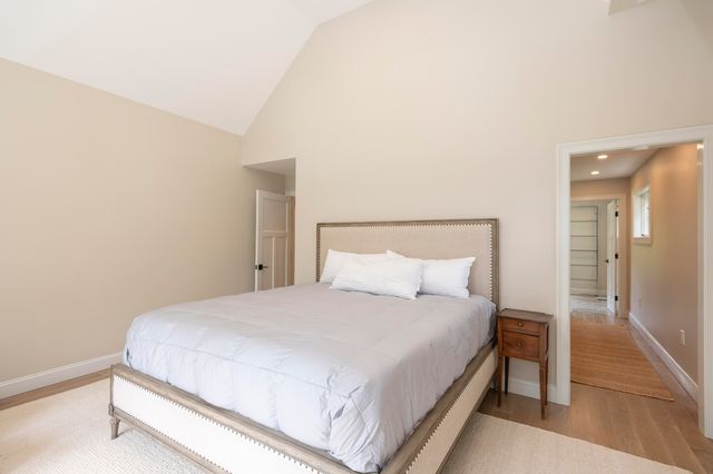 4 Leslie Street, Woods Hole, MA 02543