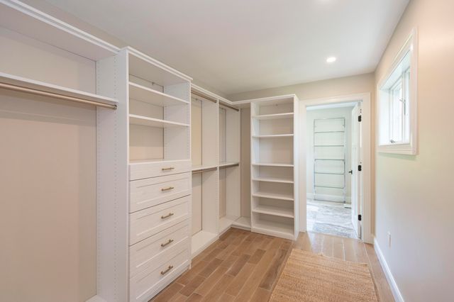 4 Leslie Street, Woods Hole, MA 02543