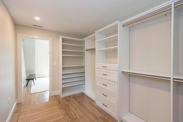 4 Leslie Street, Woods Hole, MA 02543