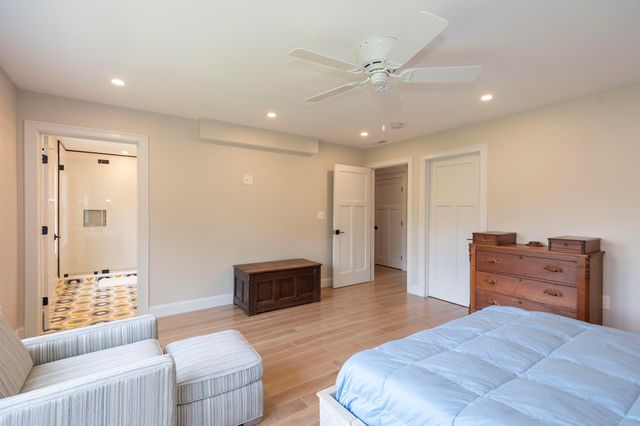 4 Leslie Street, Woods Hole, MA 02543