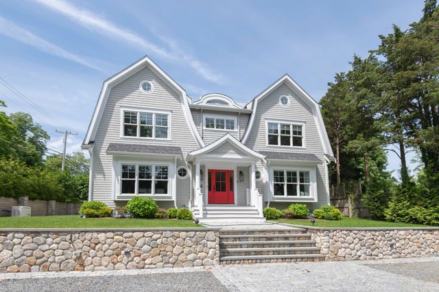 4 Leslie Street, Woods Hole, MA 02543