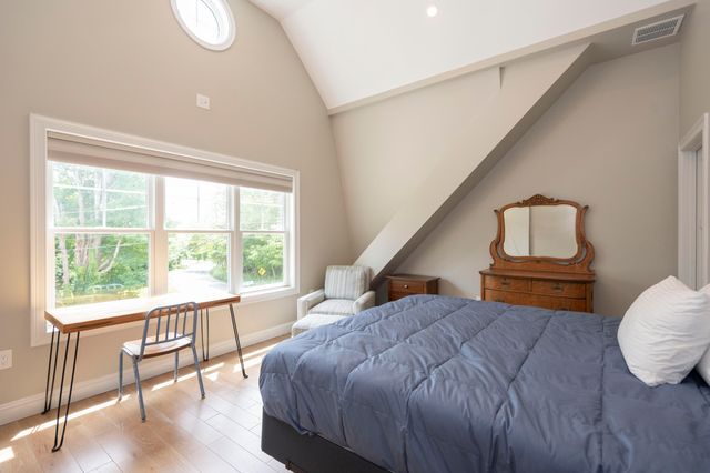 4 Leslie Street, Woods Hole, MA 02543