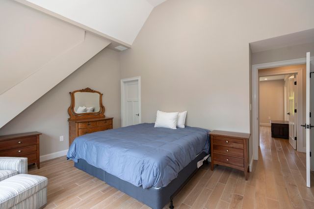 4 Leslie Street, Woods Hole, MA 02543