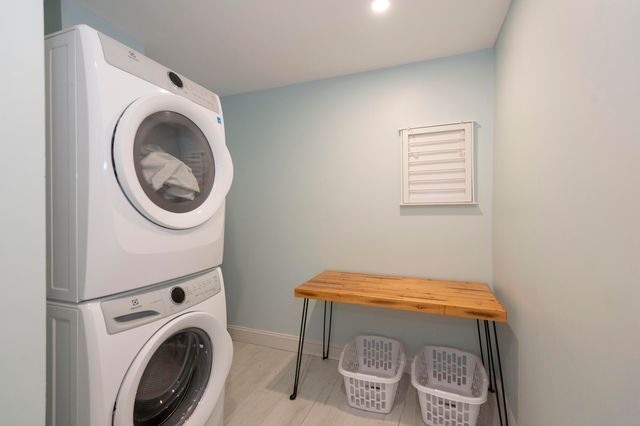 4 Leslie Street, Woods Hole, MA 02543