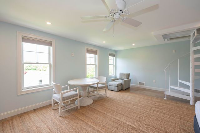 4 Leslie Street, Woods Hole, MA 02543