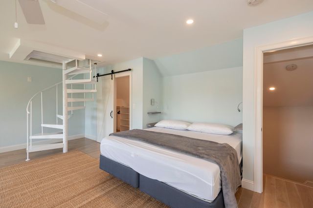 4 Leslie Street, Woods Hole, MA 02543