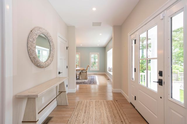 4 Leslie Street, Woods Hole, MA 02543