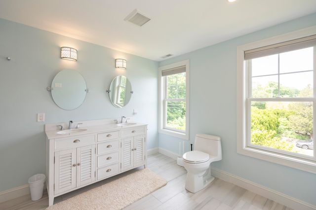 4 Leslie Street, Woods Hole, MA 02543