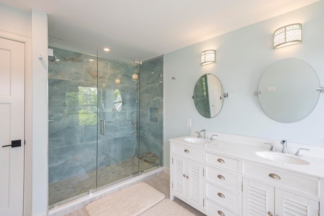 4 Leslie Street, Woods Hole, MA 02543