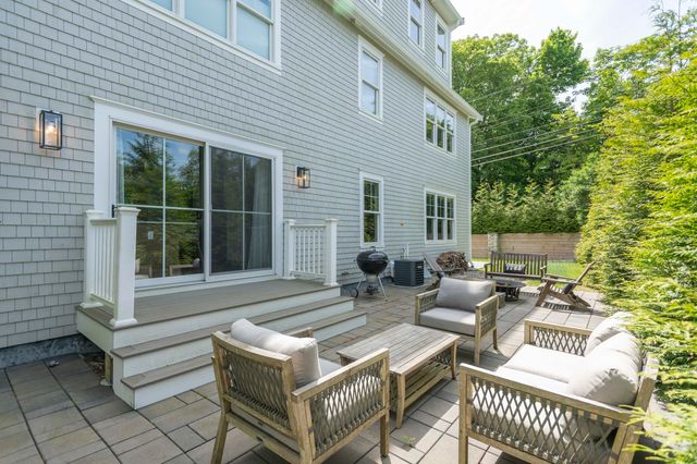 4 Leslie Street, Woods Hole, MA 02543