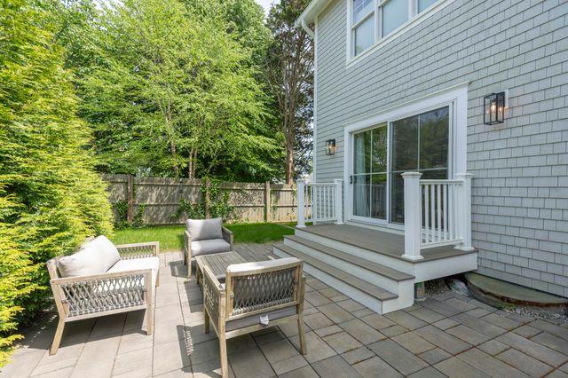 4 Leslie Street, Woods Hole, MA 02543