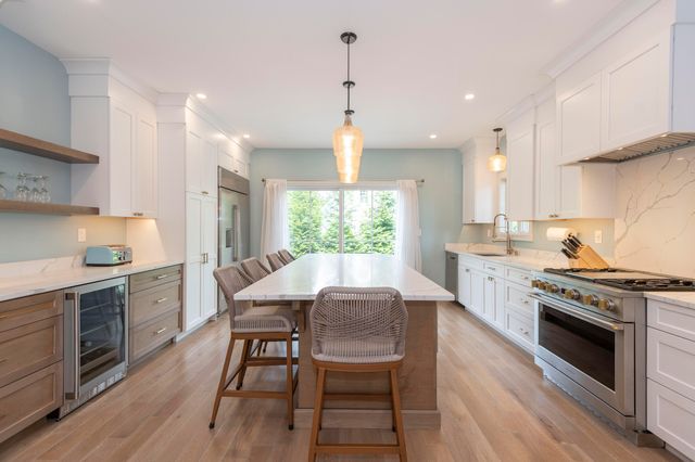 4 Leslie Street, Woods Hole, MA 02543