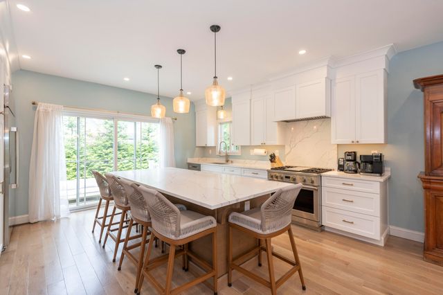 4 Leslie Street, Woods Hole, MA 02543