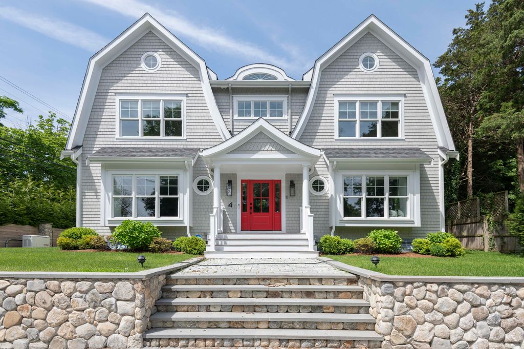 4 Leslie Street, Woods Hole, MA 02543