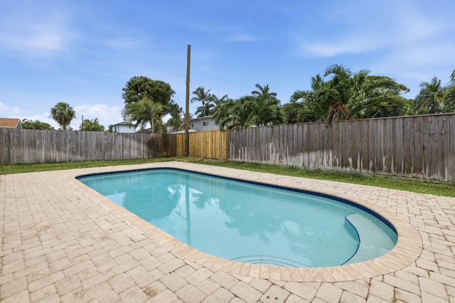 701 SW 27th Place, Boynton Beach, FL 33435