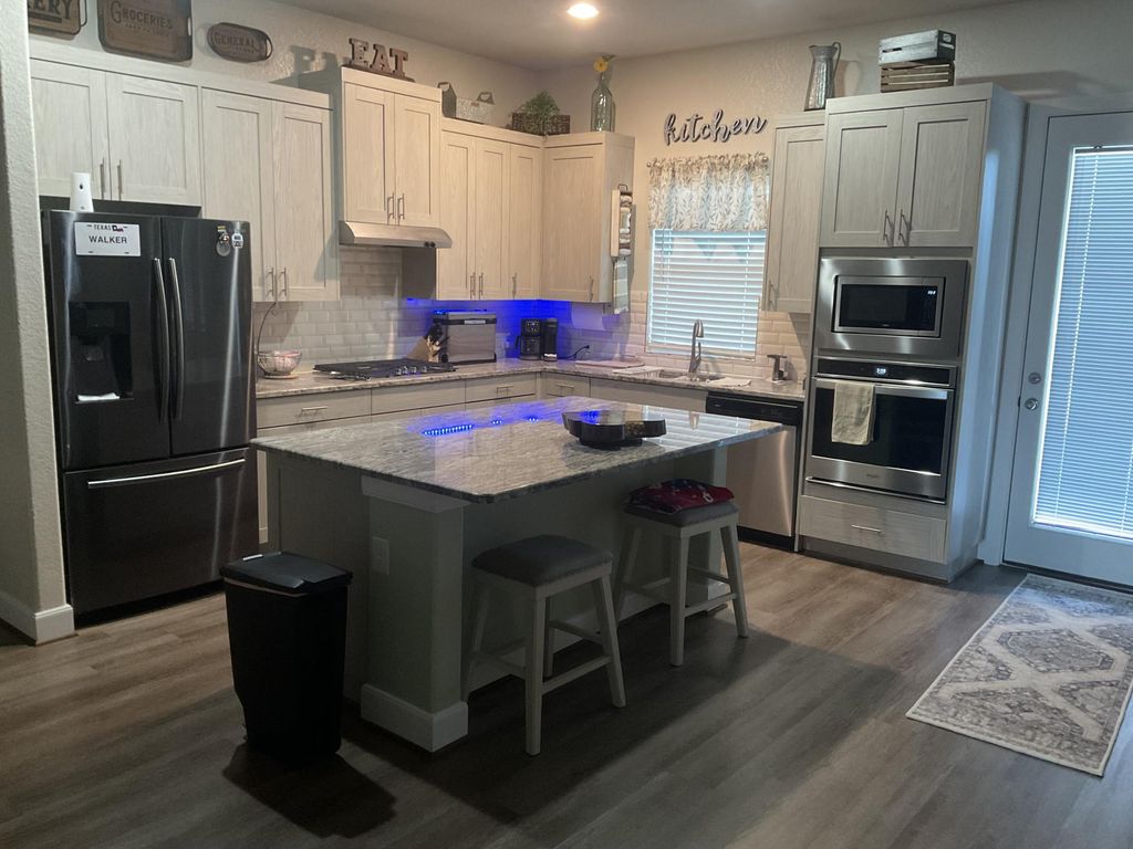 905 Academy Oaks DR, San Marcos, TX 78666