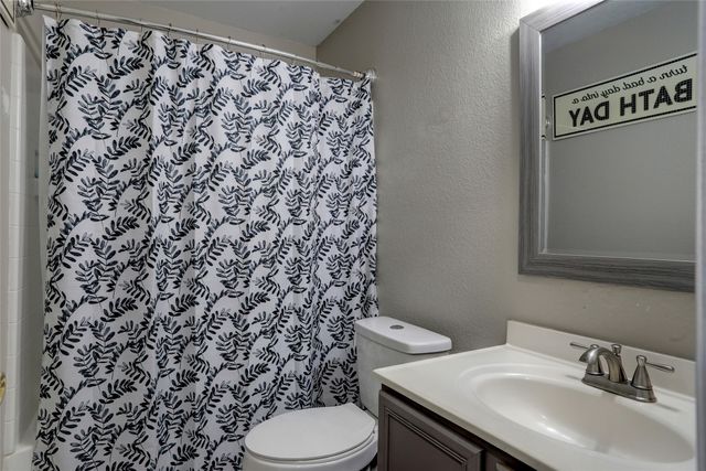 204 Deer Run Drive, Sanger, TX 76266