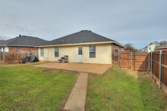 204 Deer Run Drive, Sanger, TX 76266
