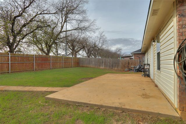 204 Deer Run Drive, Sanger, TX 76266
