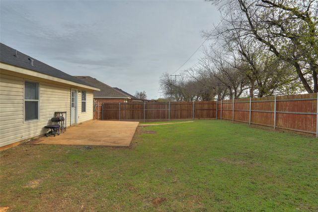 204 Deer Run Drive, Sanger, TX 76266