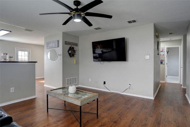 204 Deer Run Drive, Sanger, TX 76266