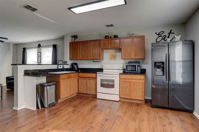 204 Deer Run Drive, Sanger, TX 76266