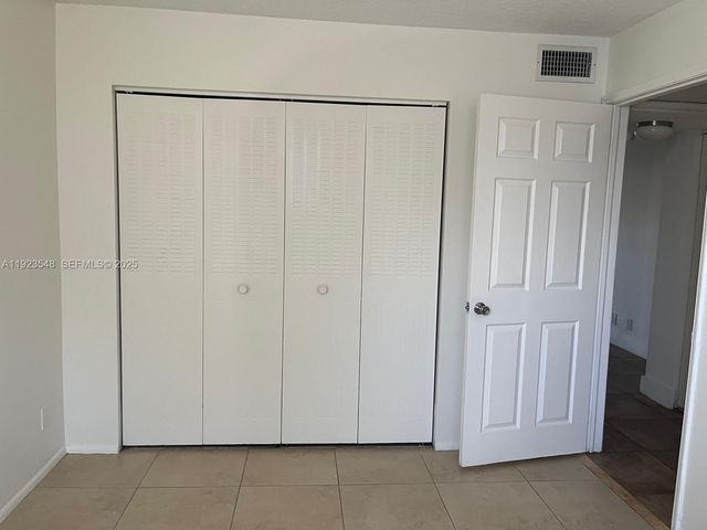 9421 Evergreen Pl 107, Davie, FL 33324