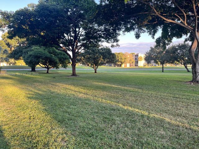 9421 Evergreen Pl 107, Davie, FL 33324