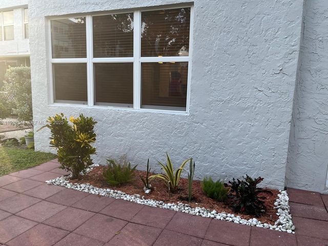 9421 Evergreen Pl 107, Davie, FL 33324