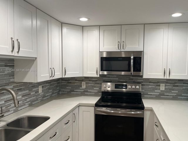 9421 Evergreen Pl 107, Davie, FL 33324