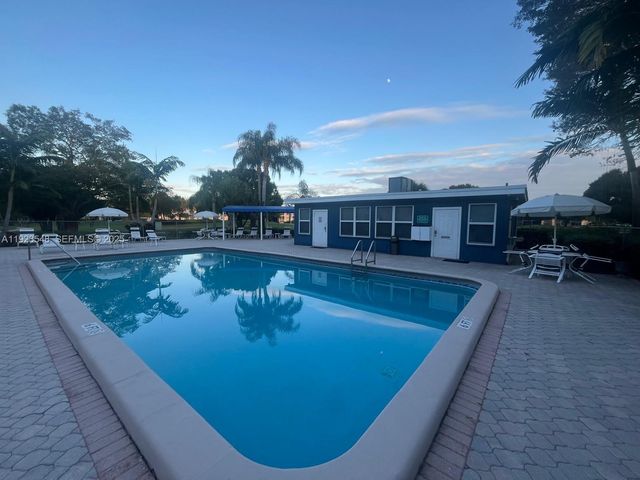 9421 Evergreen Pl 107, Davie, FL 33324