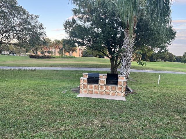 9421 Evergreen Pl 107, Davie, FL 33324