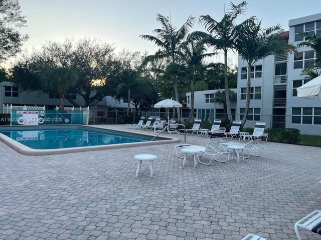 9421 Evergreen Pl 107, Davie, FL 33324