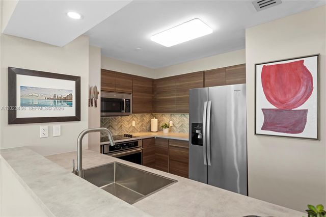 2475 Brickell Ave 708, Miami, FL 33129