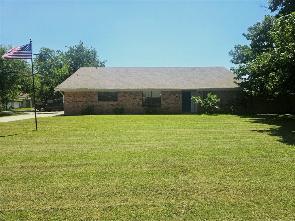 601 Rogers, Normangee, TX 77871 — exterior