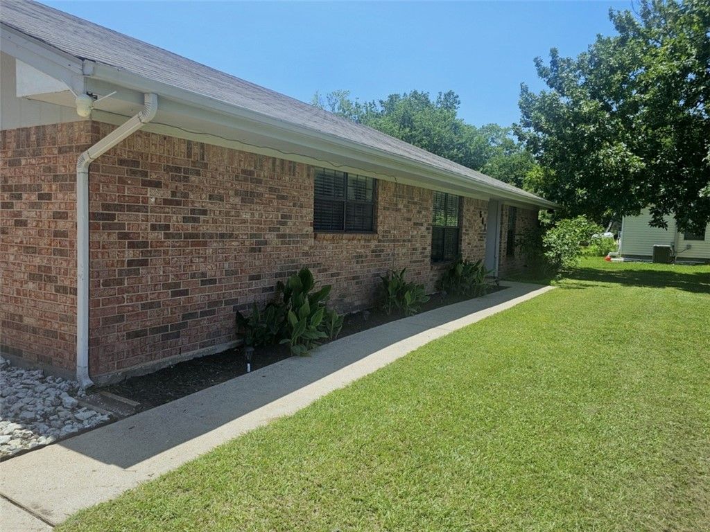 601 Rogers, Normangee, TX 77871 — photo 2