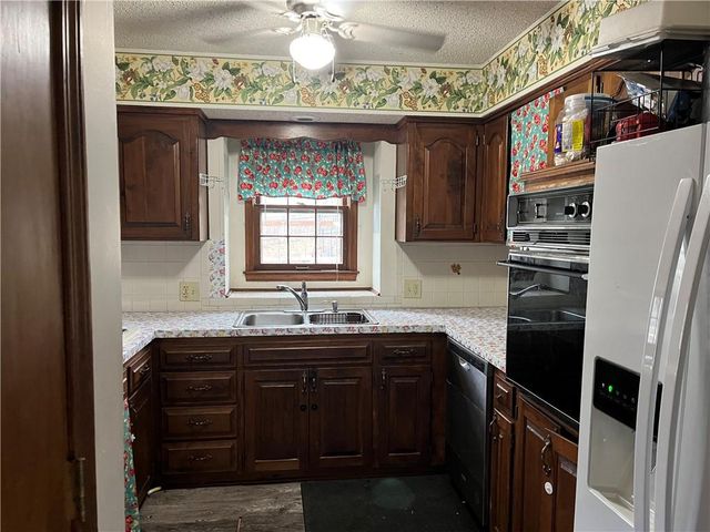 11907 W 49 Place, Shawnee, KS 66216