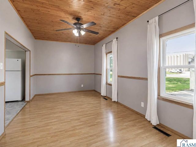 1041 Quincy St, North Mankato, MN 56003