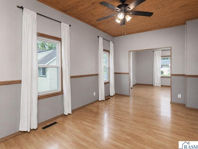1041 Quincy St, North Mankato, MN 56003
