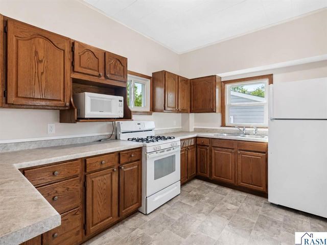 1041 Quincy St, North Mankato, MN 56003