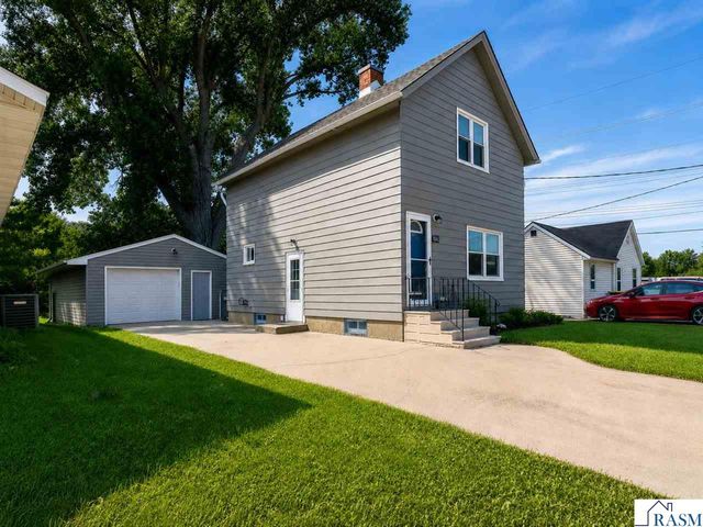 1041 Quincy St, North Mankato, MN 56003